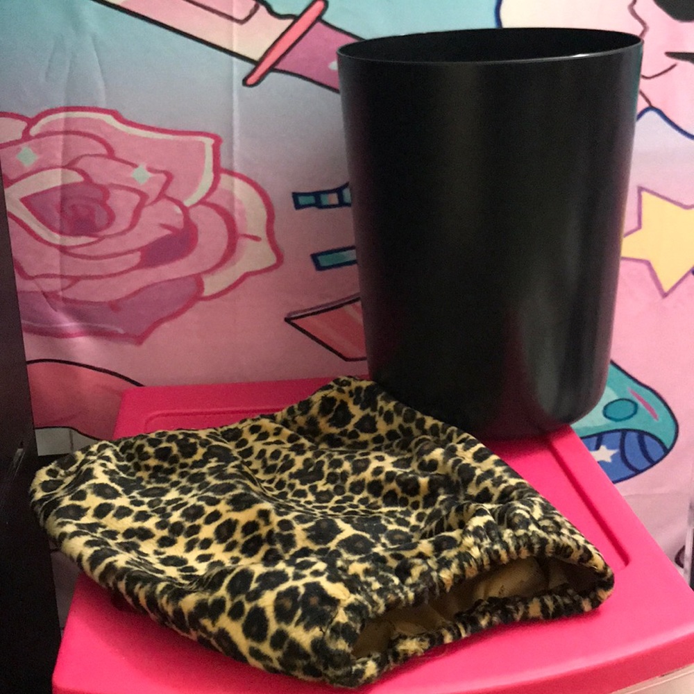 🗑Rare Faux Fur Leopard Print Sleeve Trash Bin🗑 - Picture 6 of 7